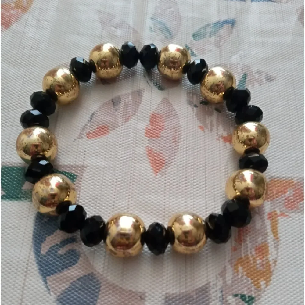 One gold&blk bracelet without charm